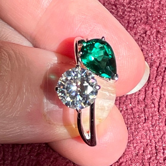 Toi et Moi Ring. - 1.61ct Emerald & 2ct Moissanite - Picture 2 of 7